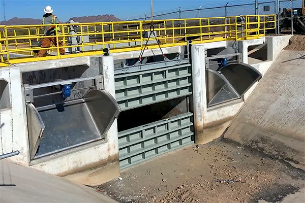 Stop logs y ataguías metálicas para control de agua